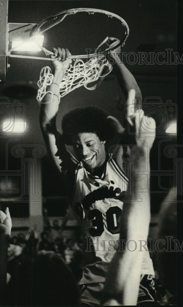 1980 Press Photo Dominican High School&#39;s Dannie Jones Takes Down the Net- Historic Images