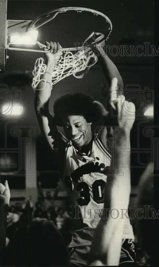 1980 Press Photo Dominican High School's Dannie Jones Takes Down the Net- Historic Images