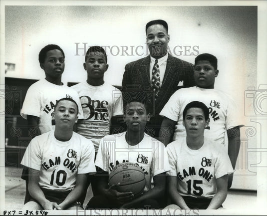 1990 Press Photo Keith Parris and Recreation Center's Team One players- Historic Images