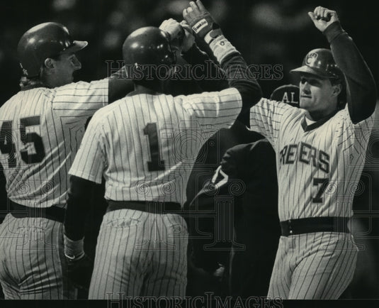 1986 Press Photo Brewer's Paul Householder greeted by Rob Deer & Ernest Riles- Historic Images
