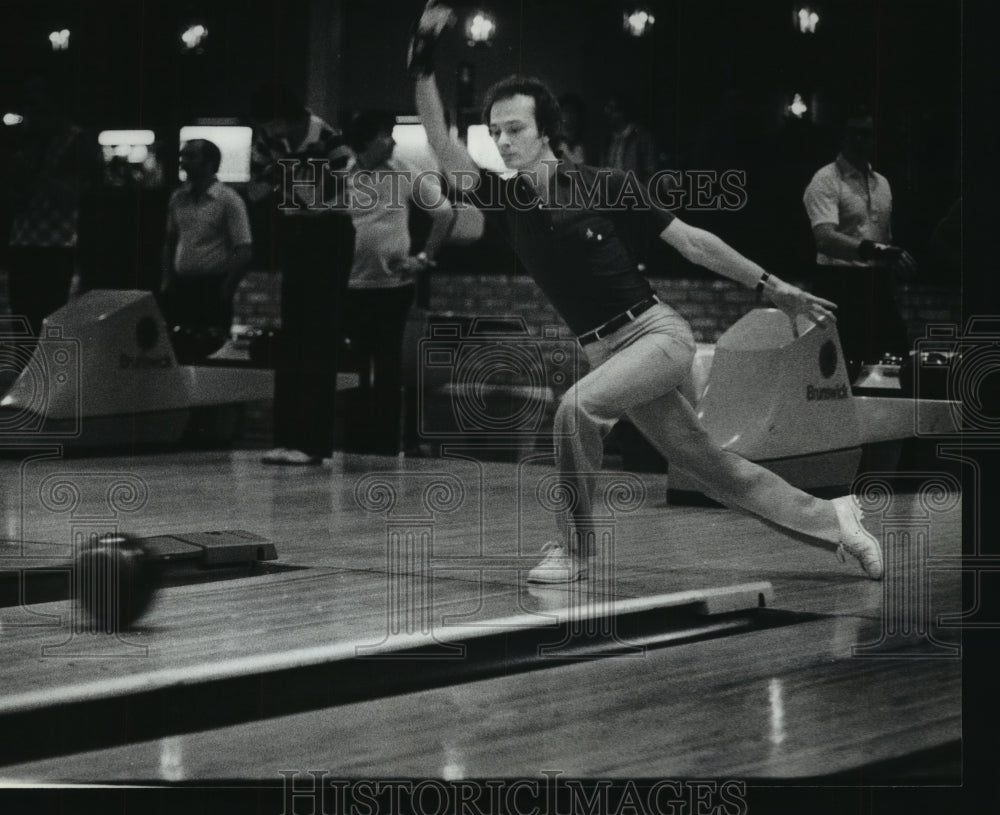 1981 Press Photo Bowler George Pappas trying out Red Carpet Celebrity Lanes.- Historic Images