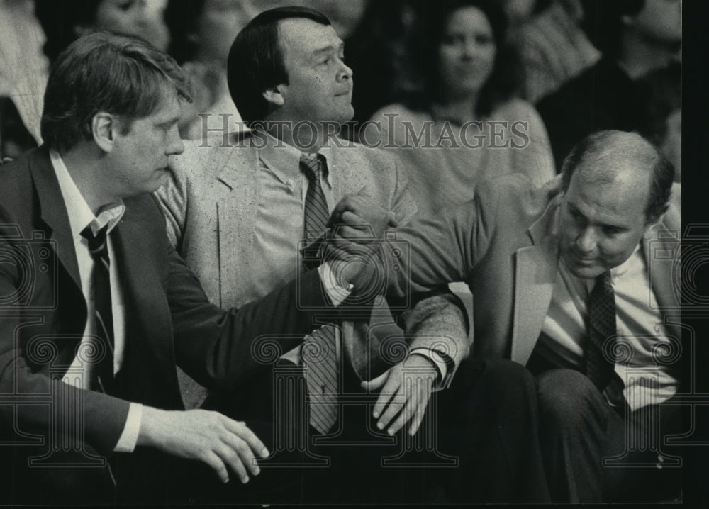 1984 Press Photo Bucks coach Don Nelson grabs hand of Garry St.Jean. - mjt12402- Historic Images