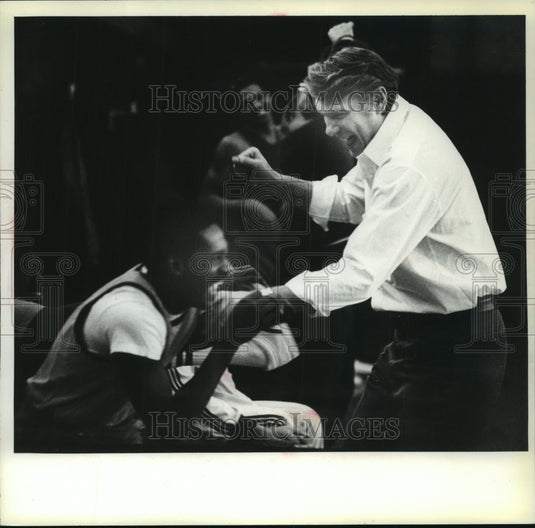 1980 Press Photo Bucks Don Nelson in horseplay with Harvey Catchings.- Historic Images