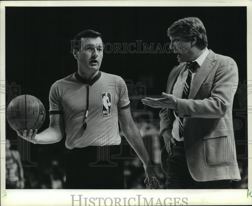 1983 Press Photo Milwaukee Buck Coach Don Nelson Talks with Referee Ed Rush- Historic Images