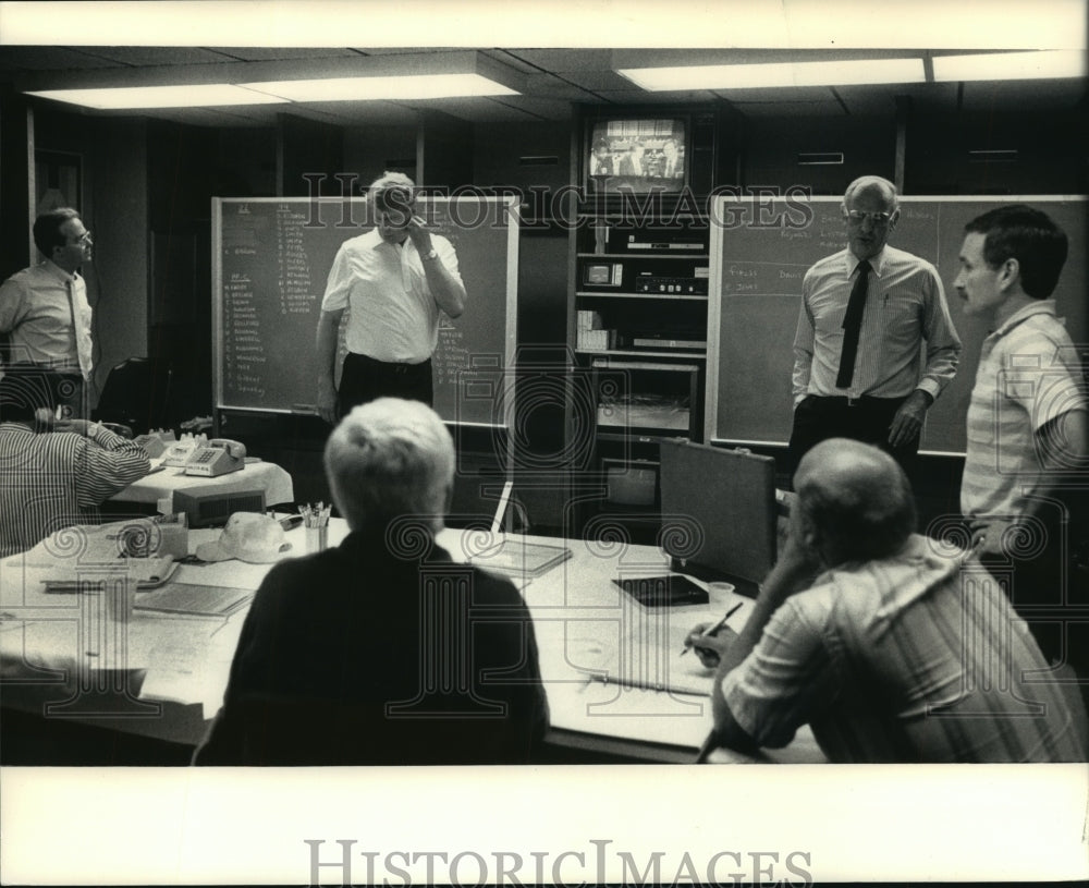 1986 Press Photo Don Nelson and staff ponder NBA draft choices, possibilities.- Historic Images