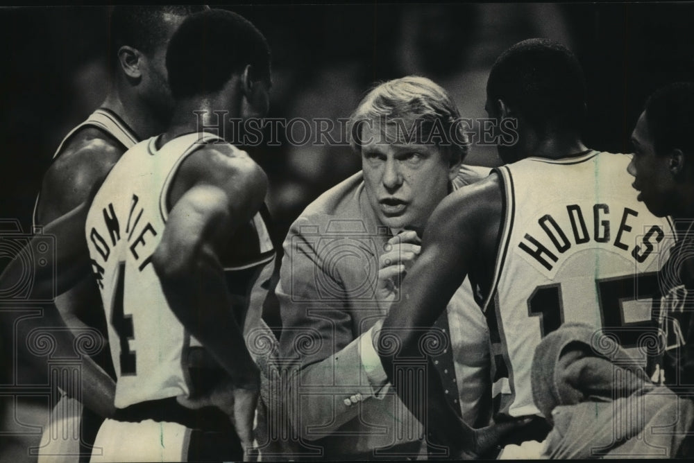 1985 Press Photo Bucks coach Don Nelson giving instructions to his players.- Historic Images