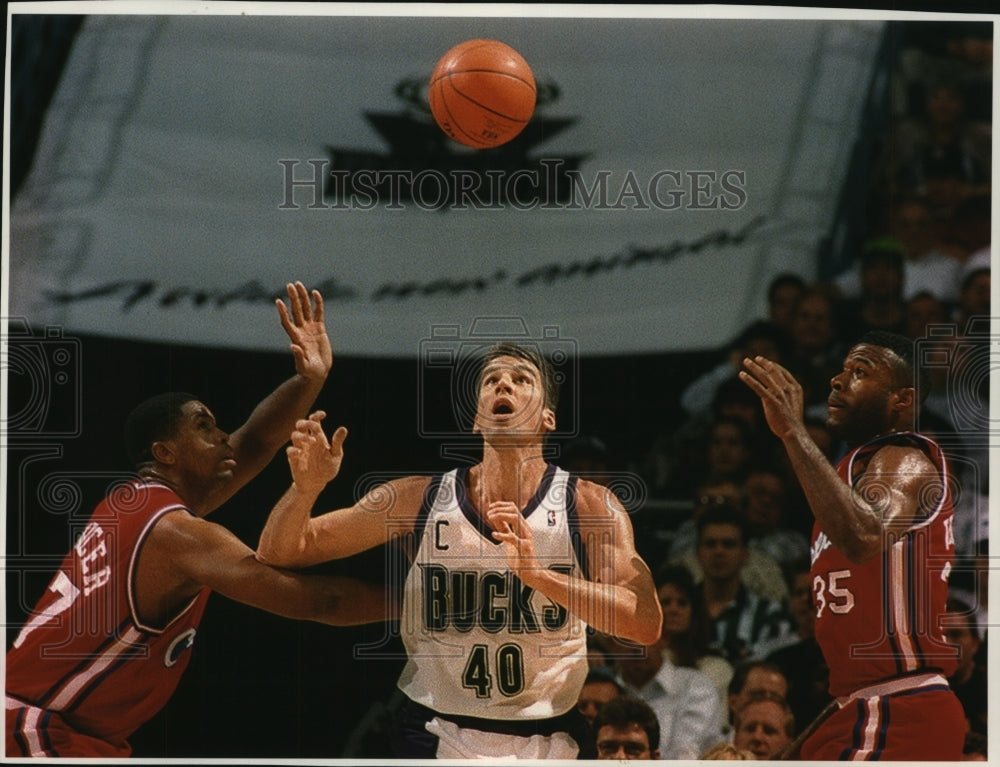 1993 Press Photo Buck&#39;s Frank Brickowski reaches for a pass between two Lakers.- Historic Images