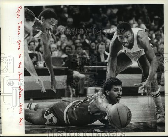 1982 Press Photo Chicago's Reggie Theus Dives for Loose Ball as Buck's Watch- Historic Images
