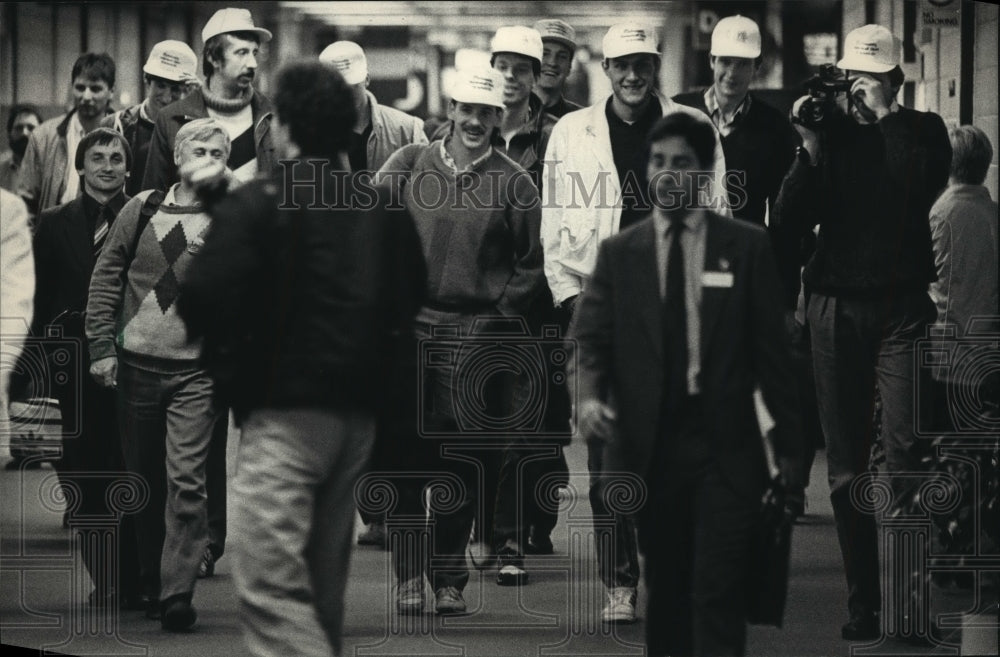 1987 Press Photo Soviet National Men&#39;s Basketball team arrives in Milwaukee.- Historic Images