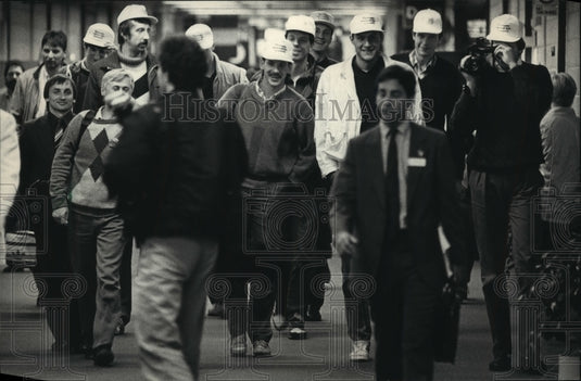 1987 Press Photo Soviet National Men's Basketball team arrives in Milwaukee.- Historic Images