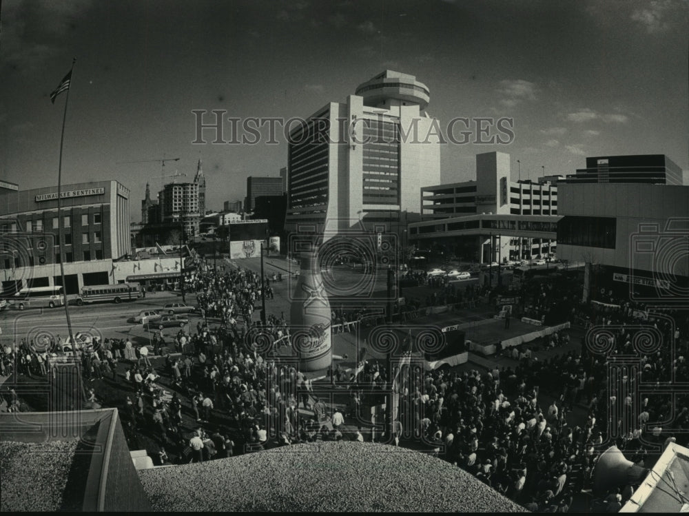 1987 Press Photo Large crowd of people at Miller Lite Global Block Party.- Historic Images