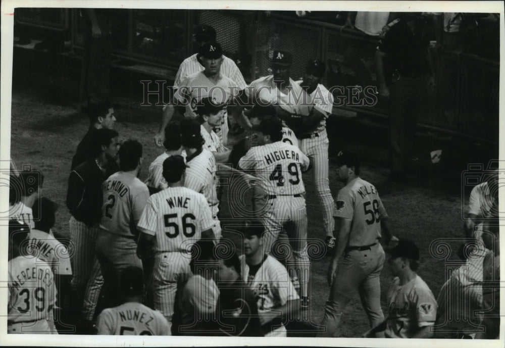 1993 Press Photo Milwaukee Brewers &amp; Oakland A&#39;s teams in a brawl during game- Historic Images