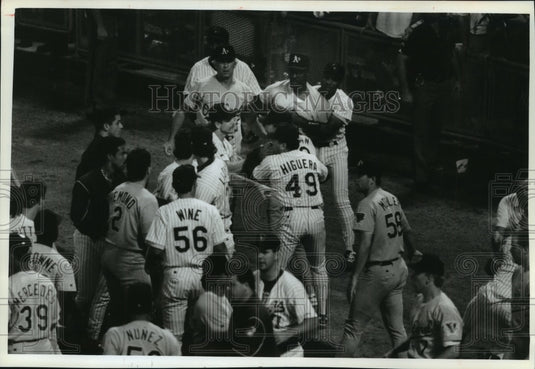 1993 Press Photo Milwaukee Brewers & Oakland A's teams in a brawl during game- Historic Images