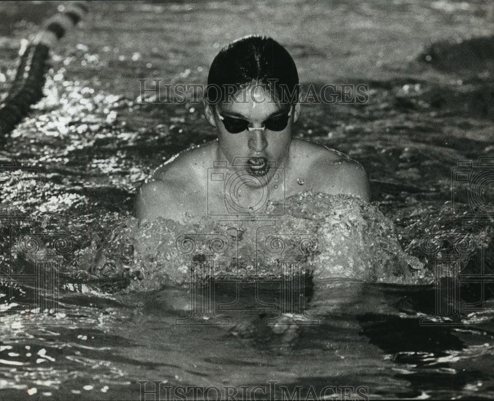 1994 Press Photo Hartland Arrowhead swimmer Rob Iglinski swimming hard.- Historic Images