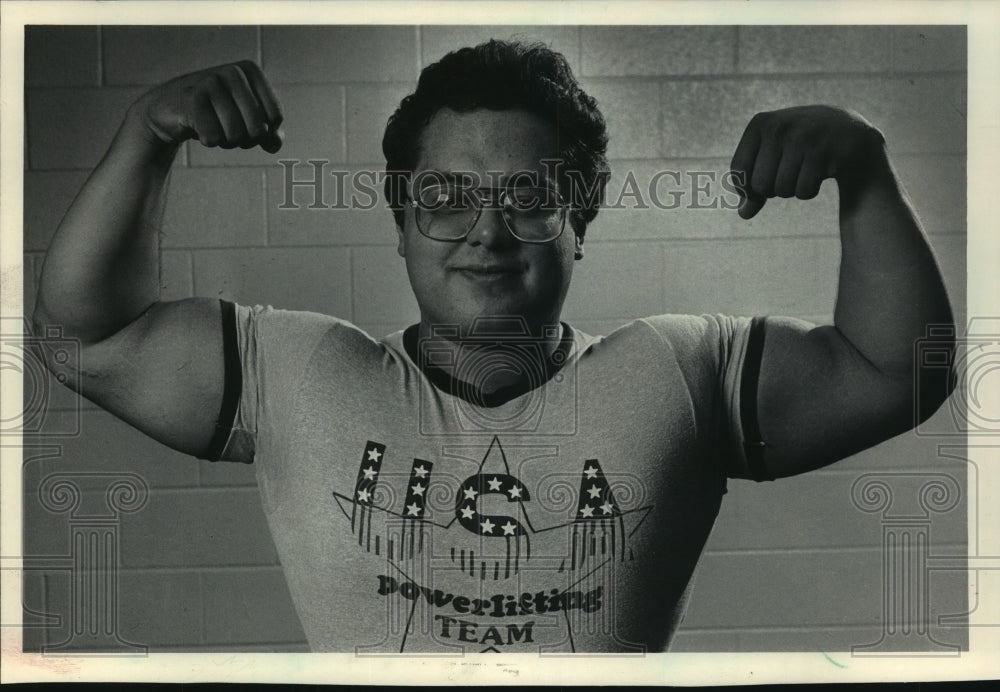 1985 Press Photo USA Powerlifter Paul Immekus showing off his muscles .- Historic Images