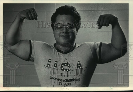 1985 Press Photo USA Powerlifter Paul Immekus showing off his muscles .- Historic Images