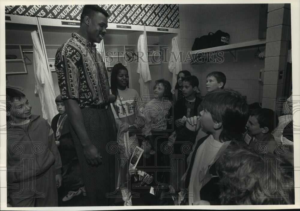 1990 Press Photo Bucks Basketball Player Tito Horford And Students From France- Historic Images