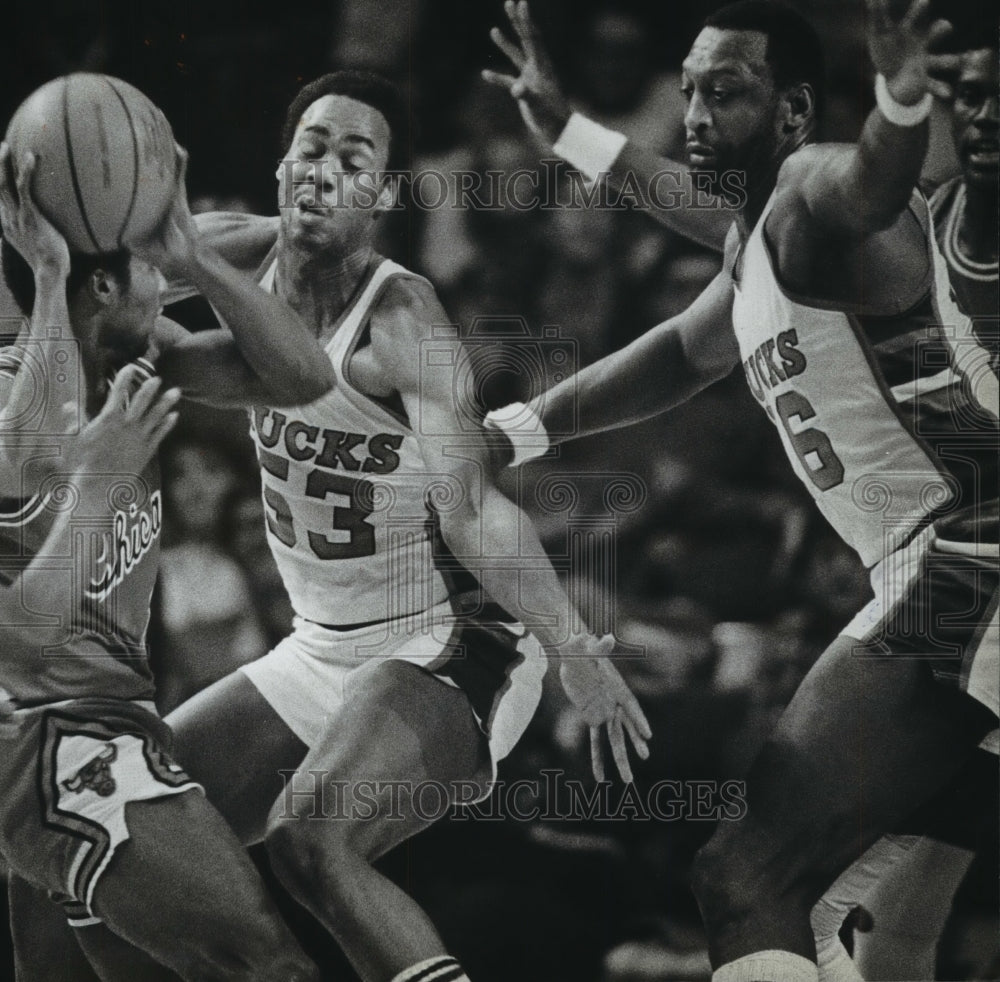 1982 Press Photo Bull&#39;s Ronnie Lester Has Basketball But Is Surrounded By Bucks- Historic Images