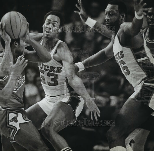 1982 Press Photo Bull's Ronnie Lester Has Basketball But Is Surrounded By Bucks- Historic Images