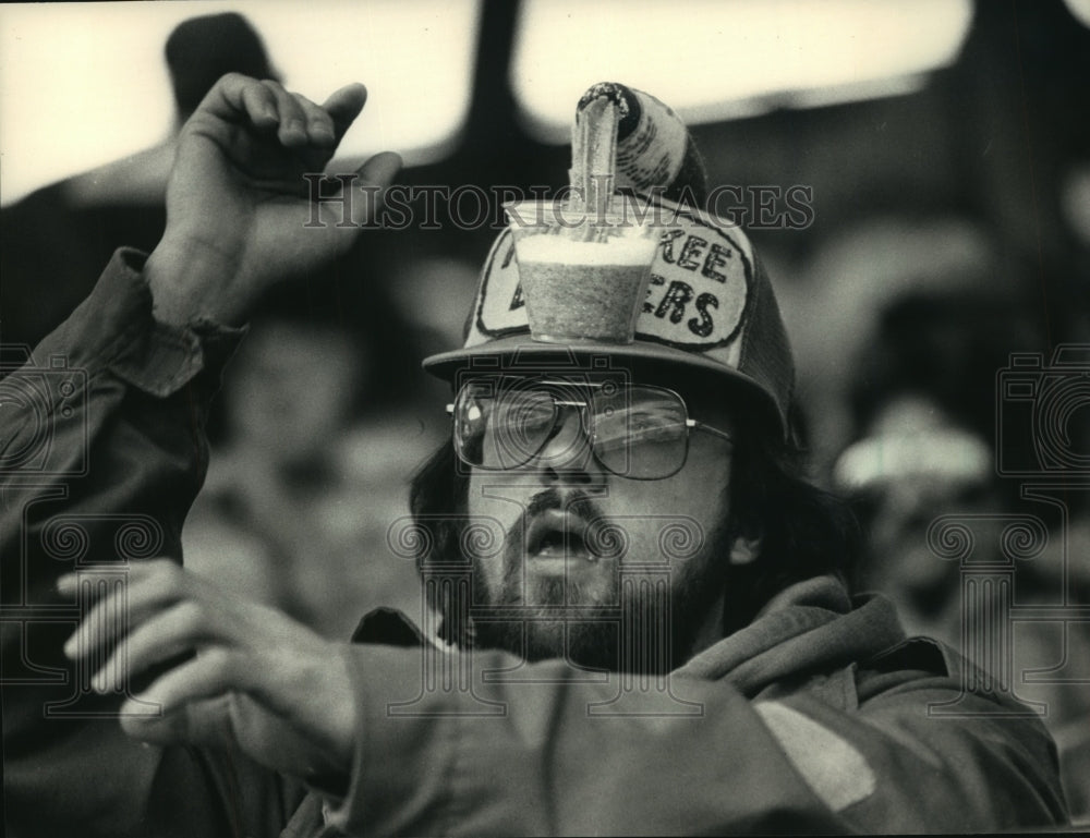 1987 Press Photo Beer Cap Brewer Baseball Fan At Opening Day At County Stadium- Historic Images