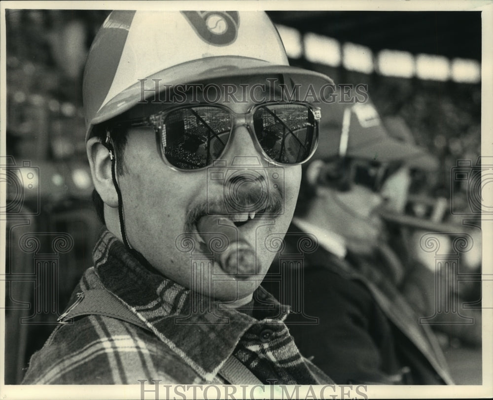 1987 Press Photo Wally Huc puffs on his cigar at a Miwlaukee Brewers game.- Historic Images
