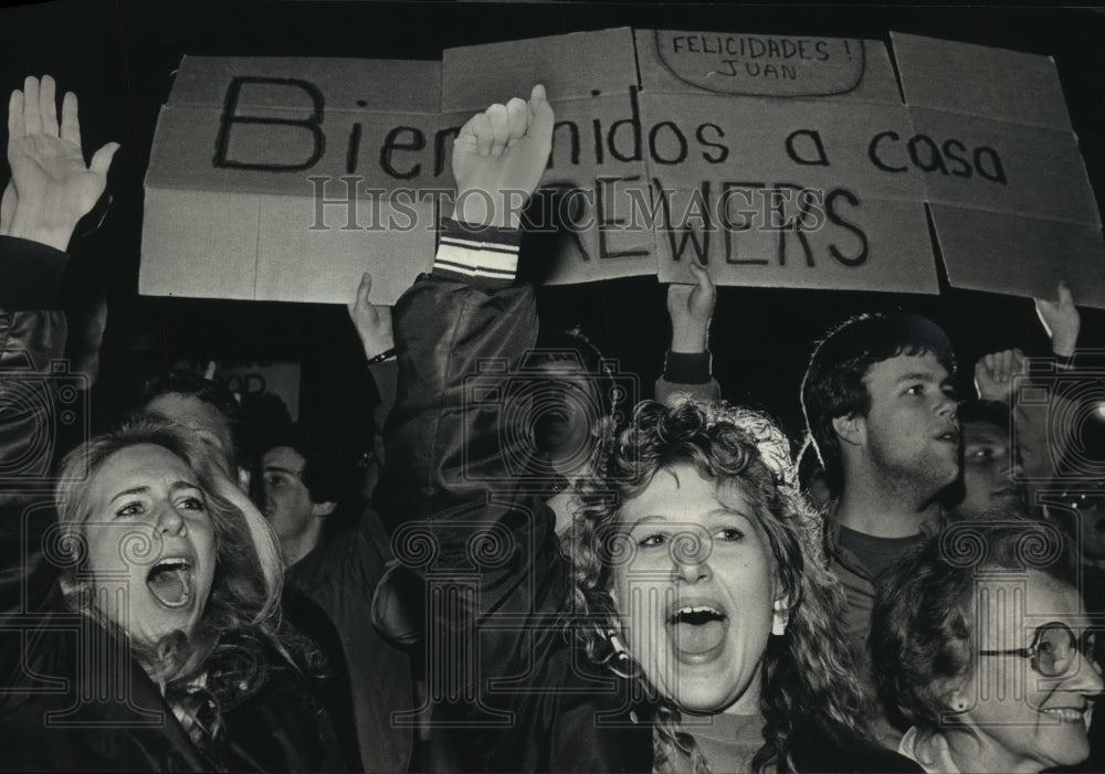 1987 Press Photo Milwaukee Brewer baseball fans cheering at Mitchell airport- Historic Images