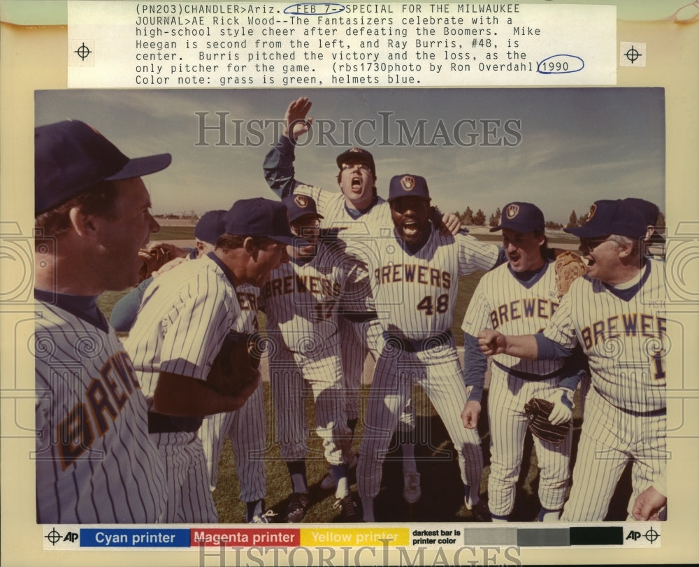 1990 Press Photo Milwaukee Brewers baseball team do victory cheer in Arizona- Historic Images