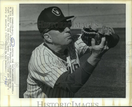 1990 Press Photo Pate Patefield catches ball in right field, Milwaukee Brewers- Historic Images