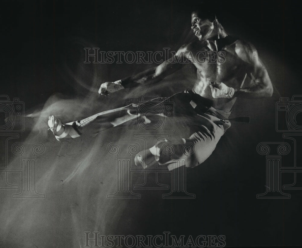 1983 Press Photo One of Pro Karate Tom Hall's kicks in a blur of action.- Historic Images