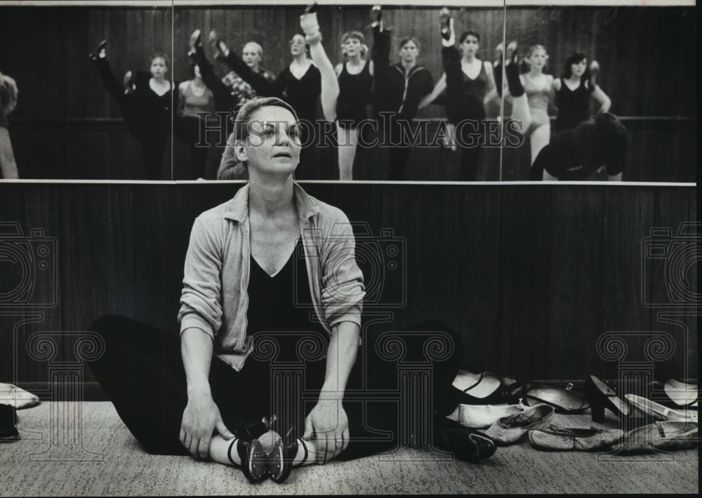 1979 Press Photo Dancer Sharon Johnson watches the &quot;Young Americans&quot; rehearse- Historic Images