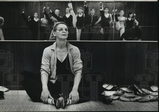 1979 Press Photo Dancer Sharon Johnson watches the "Young Americans" rehearse- Historic Images