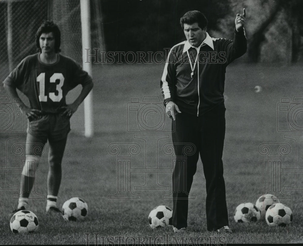 1978 Press Photo Fernando Perez, Ozaukee County sheriff nominee, coaches soccer- Historic Images