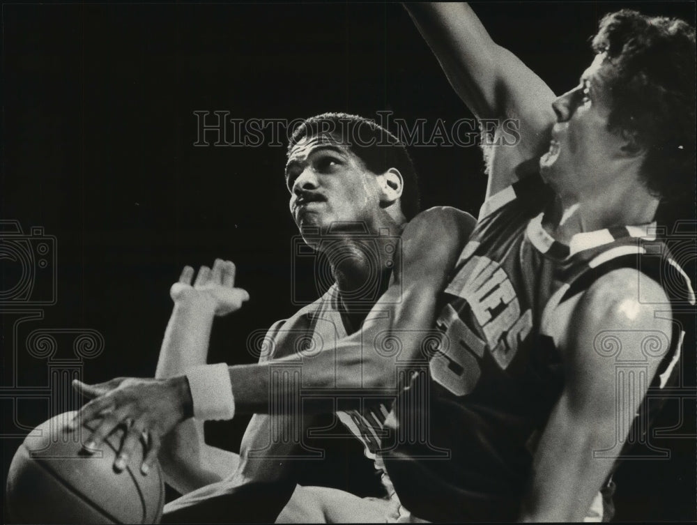 1980 Press Photo Bucks&#39; Marques Johnson Shots Around the Cavaliers&#39; Dave Robisch- Historic Images