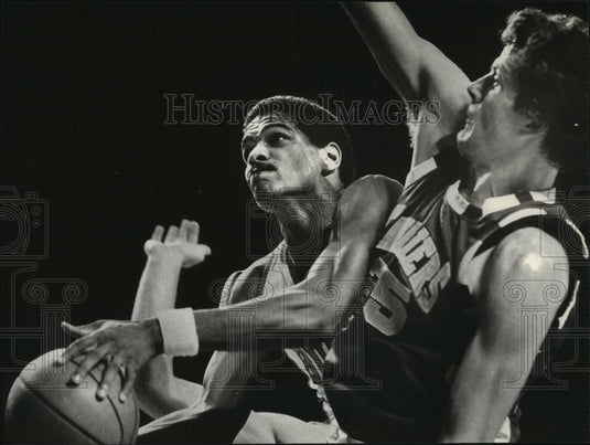 1980 Press Photo Bucks' Marques Johnson Shots Around the Cavaliers' Dave Robisch- Historic Images