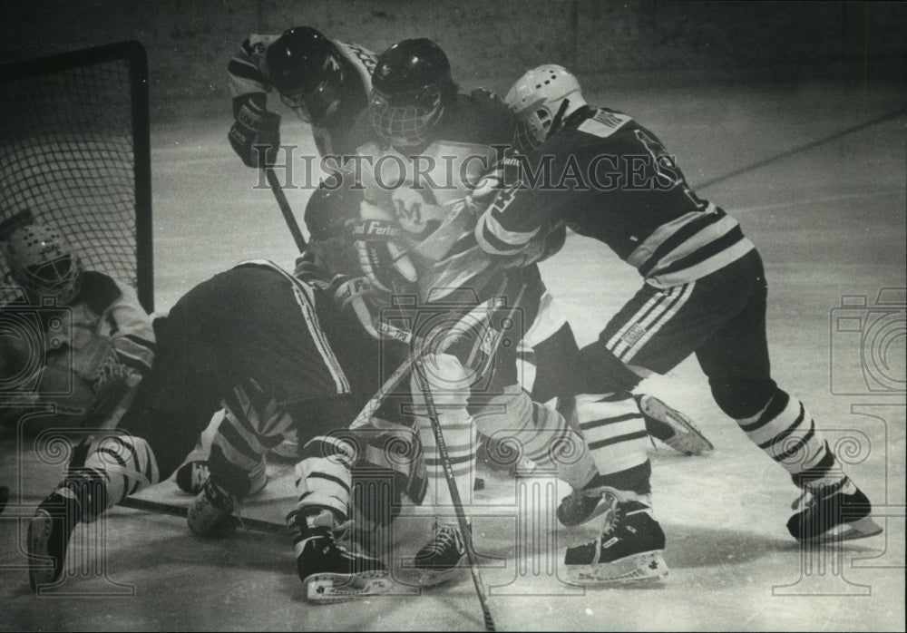 1983 Press Photo Waukesha Catholic Memorial &amp; Notre Dame hockey players on ice- Historic Images