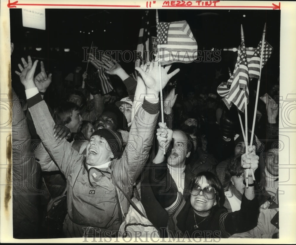 1980 Press Photo A crowd celebrates US hockey team's Olympic gold victory- Historic Images