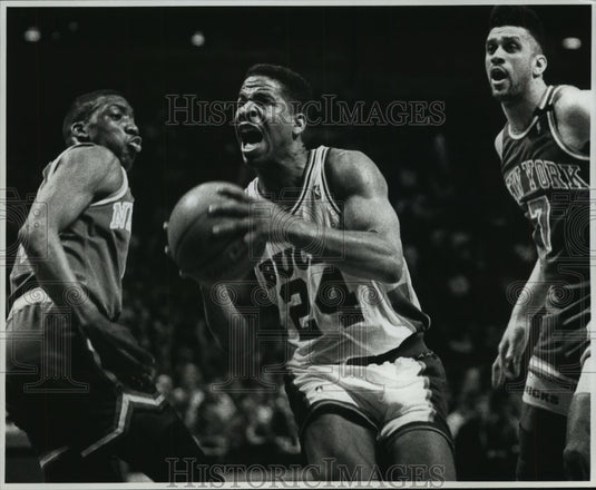 1990 Press Photo Bucks basketball's Jay Humphries drives between Knicks players- Historic Images