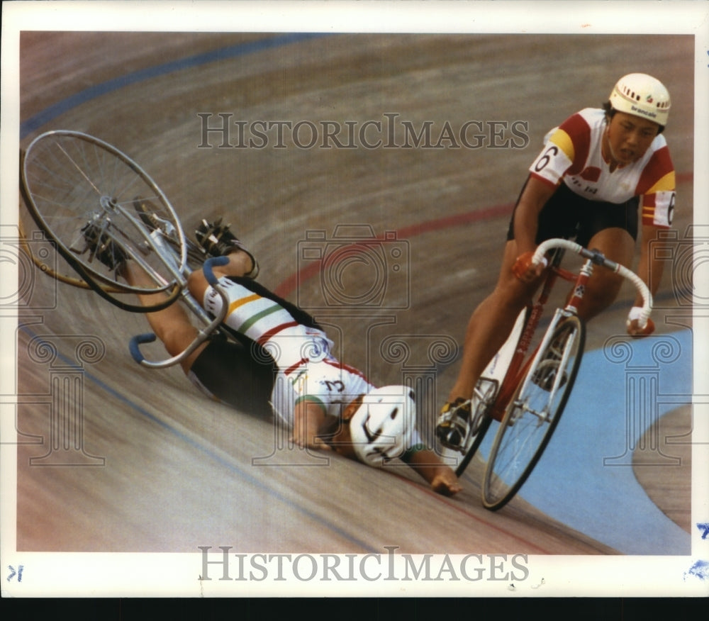 1992 Press Photo Rita Razmaite crashes during Olympic cycling in Barcelona- Historic Images