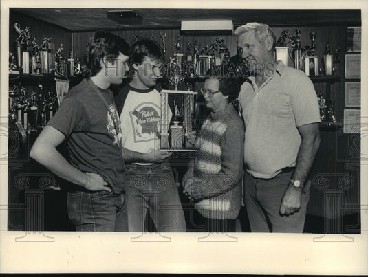 1984 Press Photo Olympic speed skater Dan Jansen with his brother and parents- Historic Images