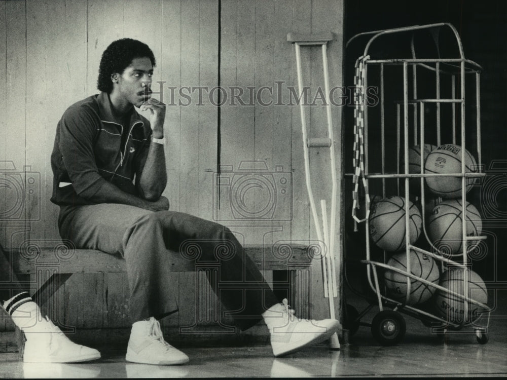 1983 Press Photo Injured Milwaukee Bucks basketball player, Anthony Hicks- Historic Images