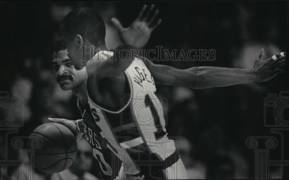 1982 Press Photo Philadelphia&#39;s Maurice Cheeks tries to pass Buck Craig Hodges- Historic Images