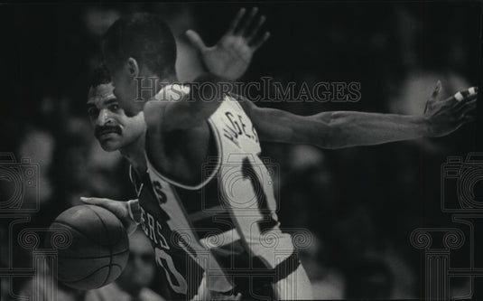 1982 Press Photo Philadelphia's Maurice Cheeks tries to pass Buck Craig Hodges- Historic Images