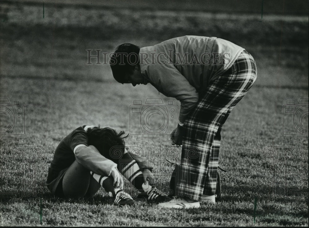 1983 Press Photo Jean Schloegel counsels Anne Medeiros during soccer club game- Historic Images