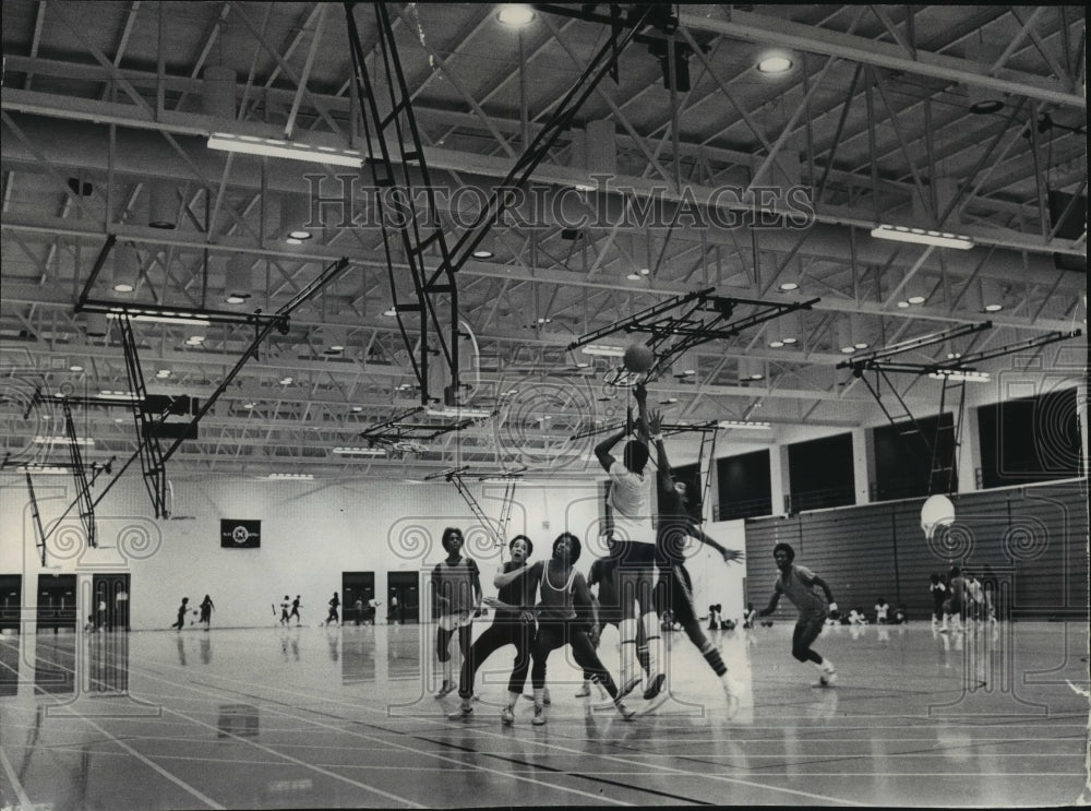 1979 Press Photo Basketball team practices at new North High School field house- Historic Images