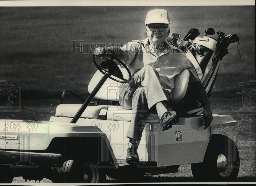 1983 Press Photo William J. (Pat) O&#39;Neill, Elm Grove clerk sitting in golf cart.- Historic Images