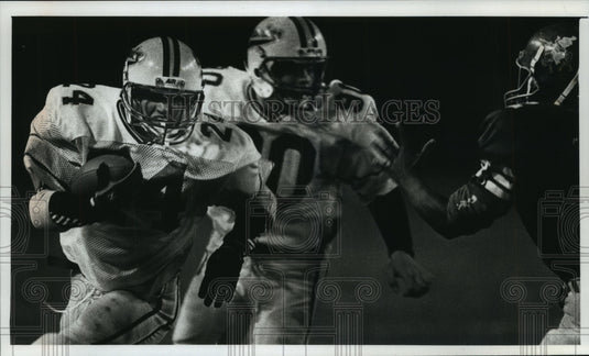 1989 Press Photo Doug Inda, the Crusaders' leading rusher carrying the football.- Historic Images