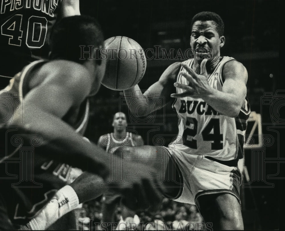 1990 Press Photo Bucks guard Jay Humphries drives lane against Isiah Thomas.- Historic Images