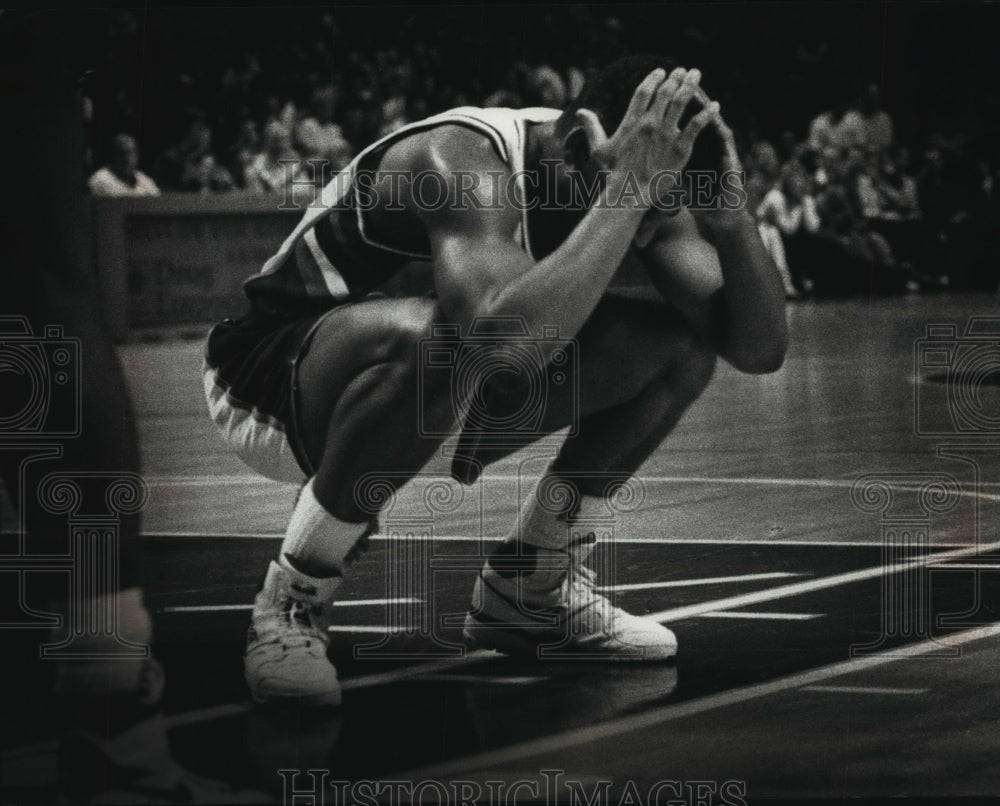 1990 Press Photo Buck&#39;s Jay Humphries can&#39;t watch as Clippers&#39; dominate play.- Historic Images