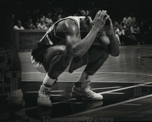 1990 Press Photo Buck's Jay Humphries can't watch as Clippers' dominate play.- Historic Images