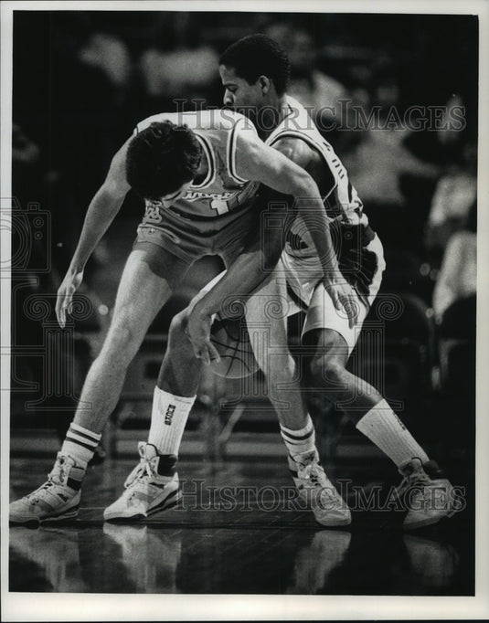 1989 Press Photo Milwaukee Bucks basketball player Jay Humphries steals ball- Historic Images